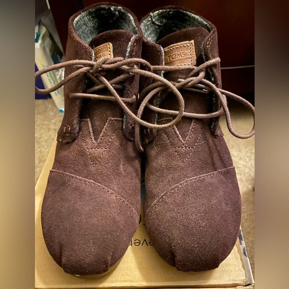 Toms Desert Wedge Chocolate Suede Size 5.5